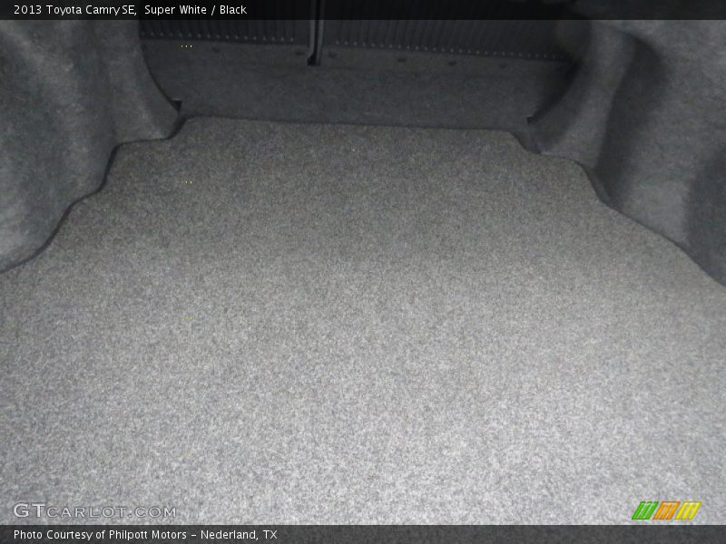 Super White / Black 2013 Toyota Camry SE