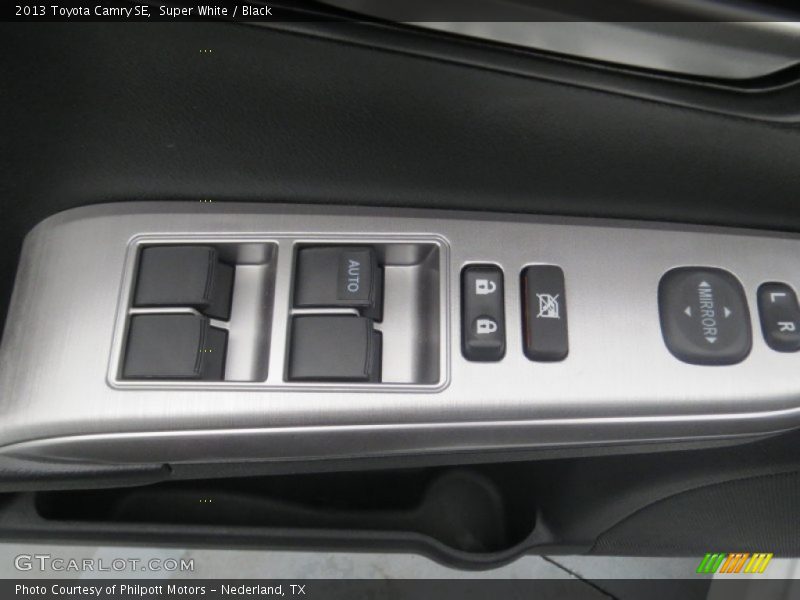Super White / Black 2013 Toyota Camry SE