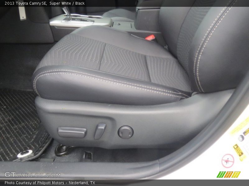 Super White / Black 2013 Toyota Camry SE