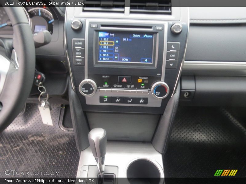 Super White / Black 2013 Toyota Camry SE