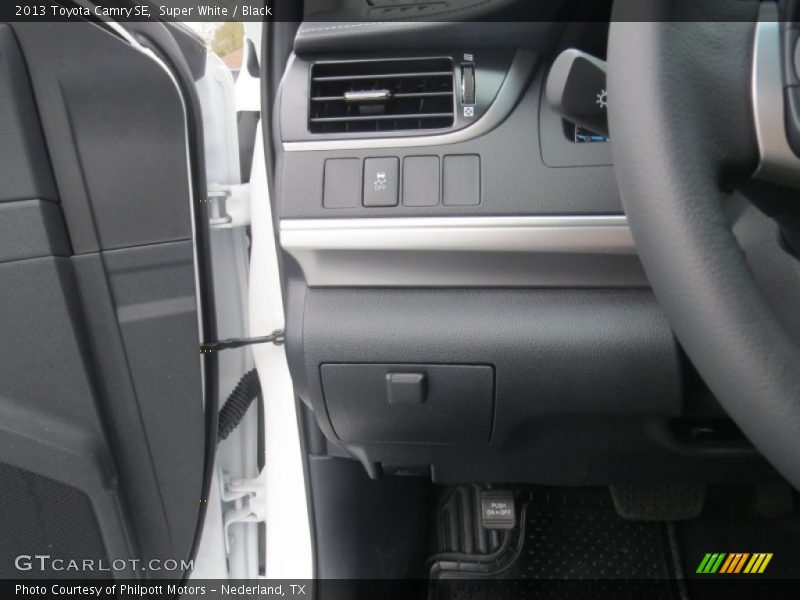 Super White / Black 2013 Toyota Camry SE