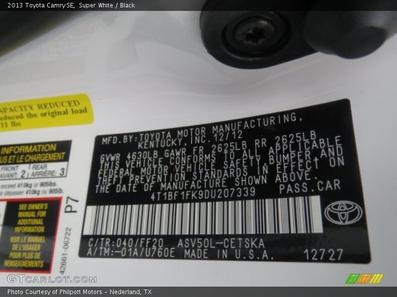 Super White / Black 2013 Toyota Camry SE