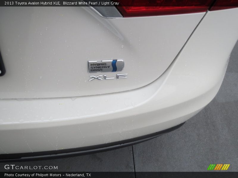  2013 Avalon Hybrid XLE Logo