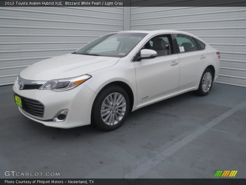 Front 3/4 View of 2013 Avalon Hybrid XLE