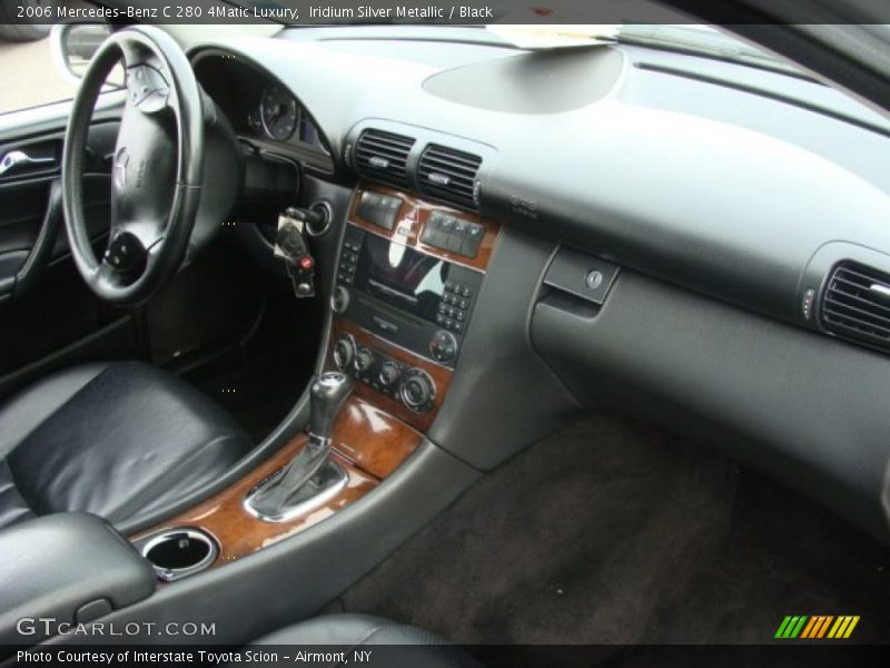 Dashboard of 2006 C 280 4Matic Luxury