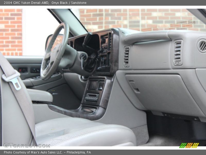 Onyx Black / Sandstone 2004 GMC Yukon Denali AWD