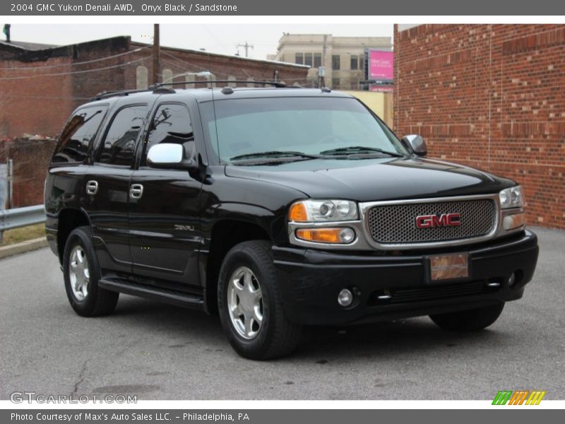 Front 3/4 View of 2004 Yukon Denali AWD