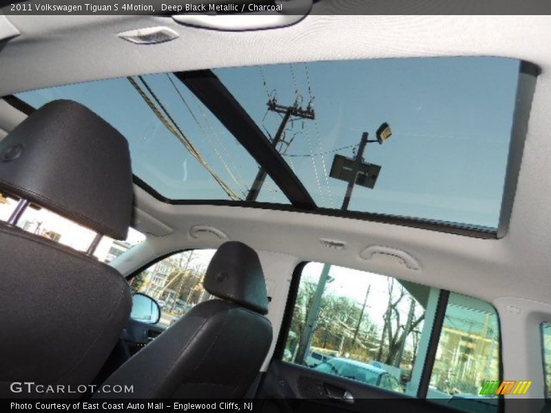 Sunroof of 2011 Tiguan S 4Motion
