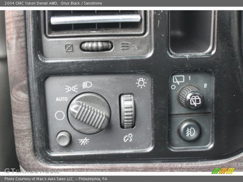 Controls of 2004 Yukon Denali AWD