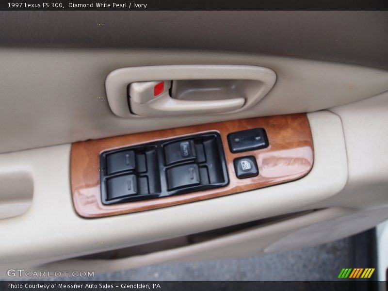Diamond White Pearl / Ivory 1997 Lexus ES 300