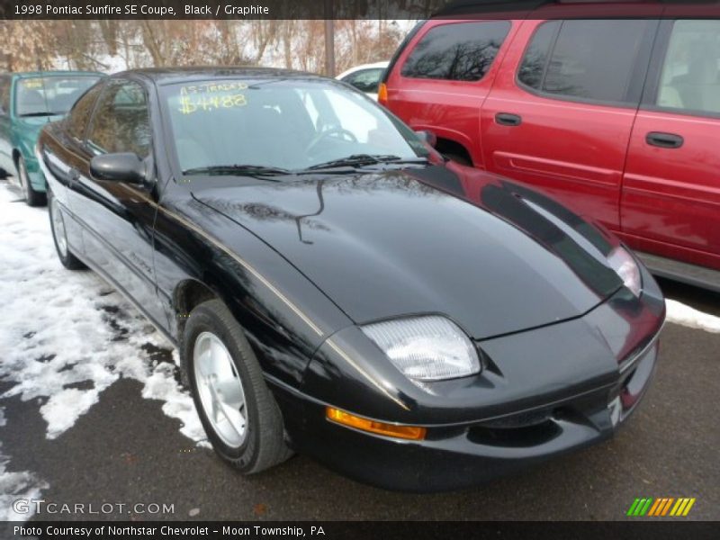 Front 3/4 View of 1998 Sunfire SE Coupe