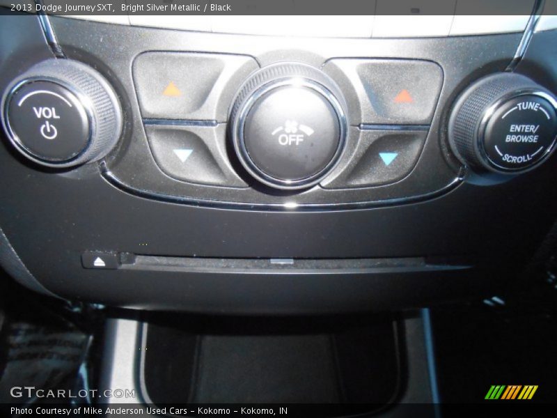 Bright Silver Metallic / Black 2013 Dodge Journey SXT