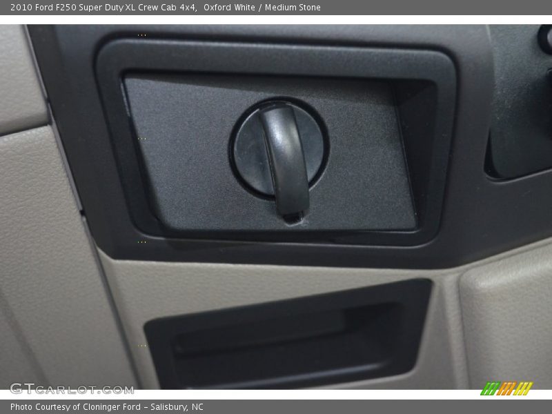 Oxford White / Medium Stone 2010 Ford F250 Super Duty XL Crew Cab 4x4