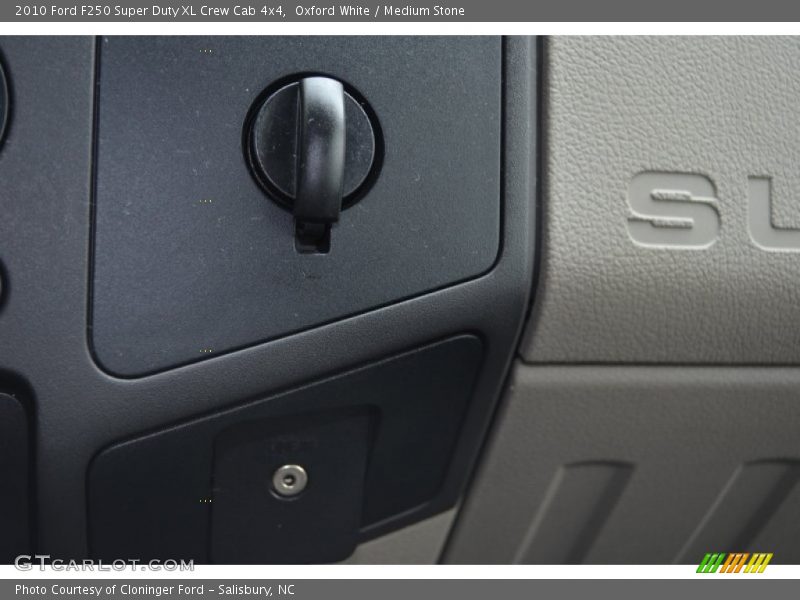 Oxford White / Medium Stone 2010 Ford F250 Super Duty XL Crew Cab 4x4