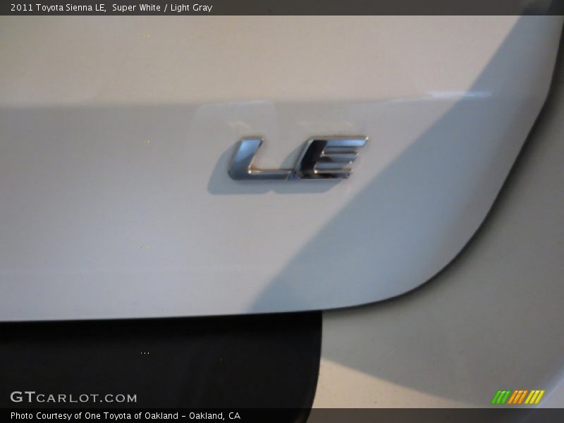 Super White / Light Gray 2011 Toyota Sienna LE