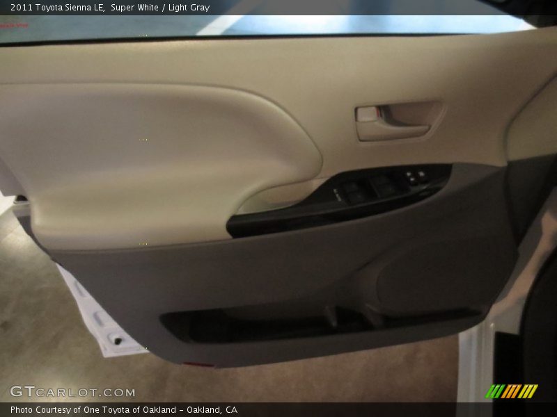 Super White / Light Gray 2011 Toyota Sienna LE