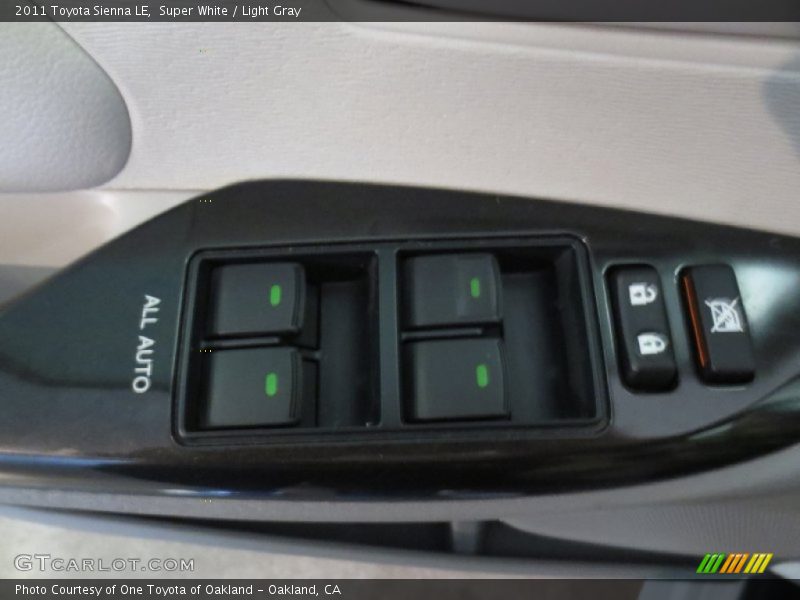 Super White / Light Gray 2011 Toyota Sienna LE