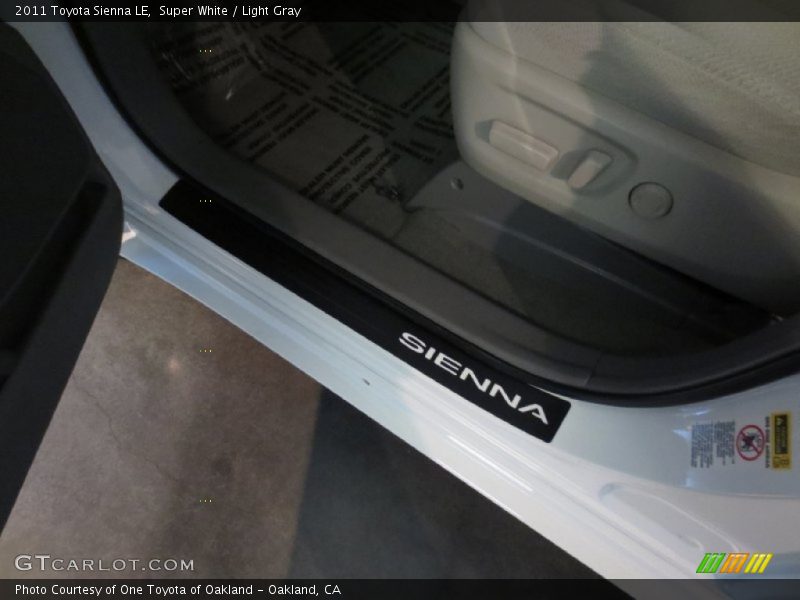 Super White / Light Gray 2011 Toyota Sienna LE