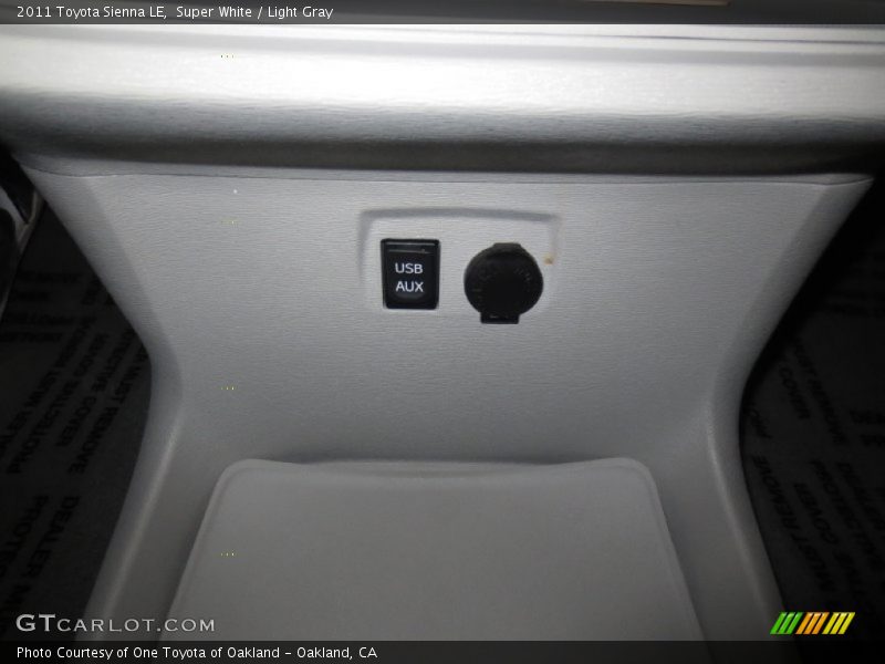Super White / Light Gray 2011 Toyota Sienna LE