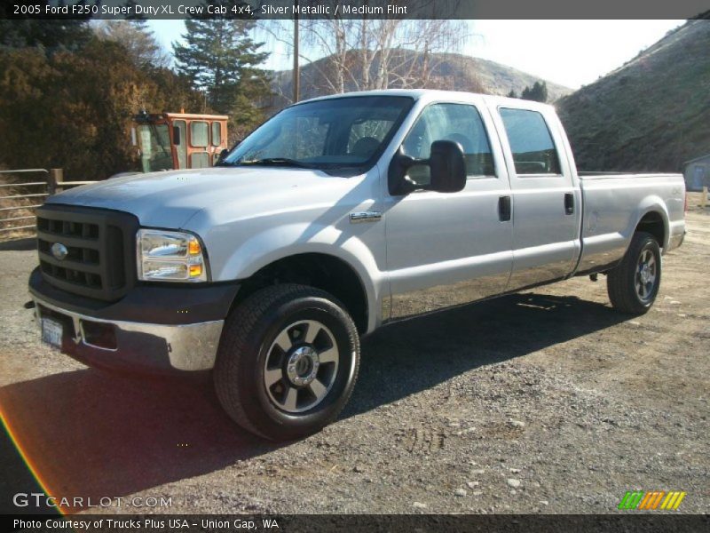 Front 3/4 View of 2005 F250 Super Duty XL Crew Cab 4x4
