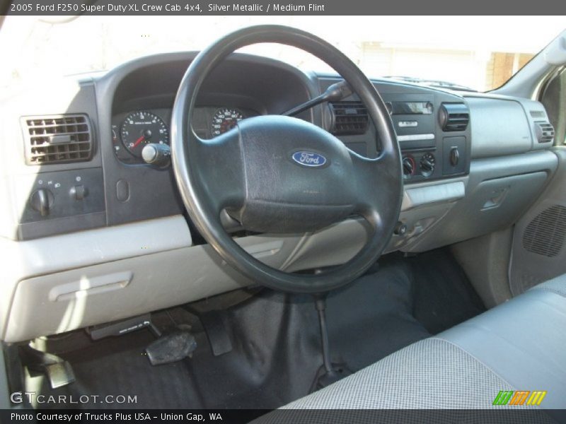 Silver Metallic / Medium Flint 2005 Ford F250 Super Duty XL Crew Cab 4x4