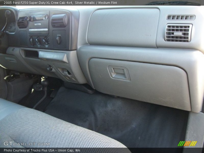 Silver Metallic / Medium Flint 2005 Ford F250 Super Duty XL Crew Cab 4x4