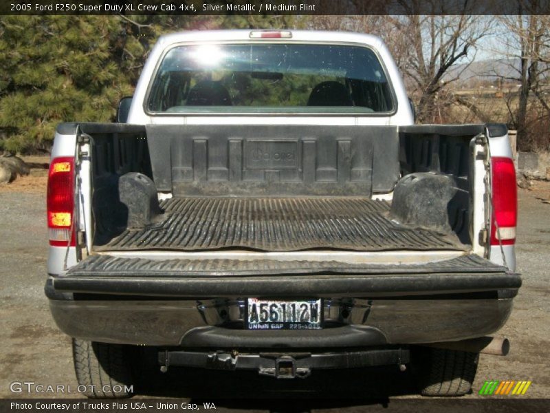 Silver Metallic / Medium Flint 2005 Ford F250 Super Duty XL Crew Cab 4x4