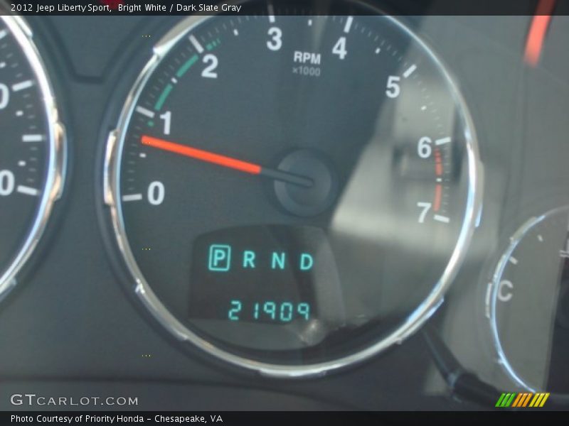 Bright White / Dark Slate Gray 2012 Jeep Liberty Sport