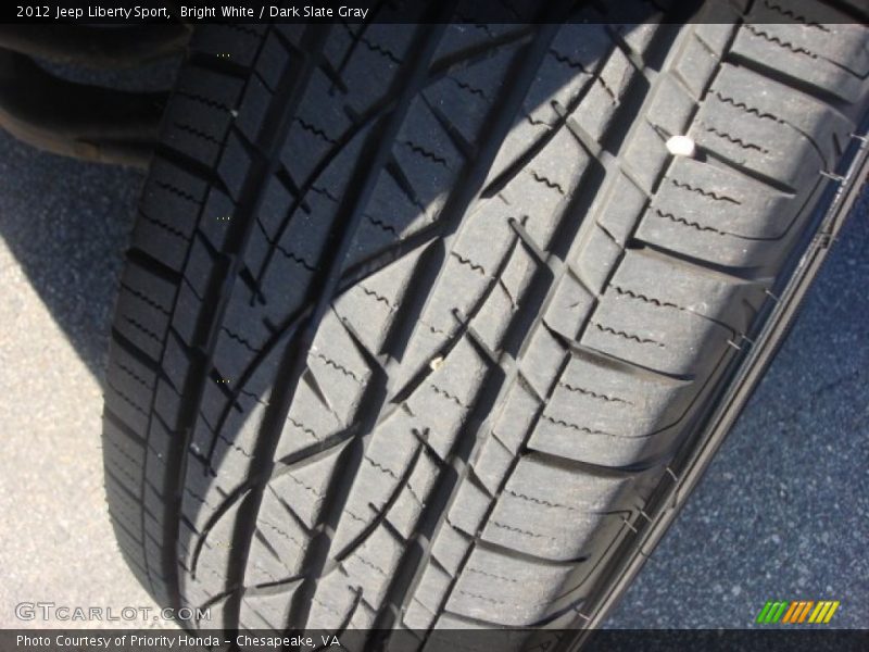Bright White / Dark Slate Gray 2012 Jeep Liberty Sport