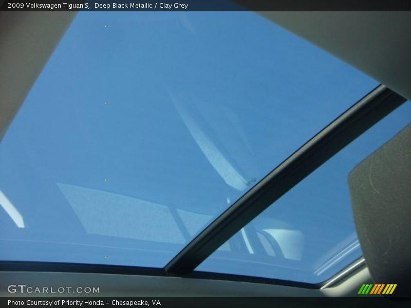 Deep Black Metallic / Clay Grey 2009 Volkswagen Tiguan S