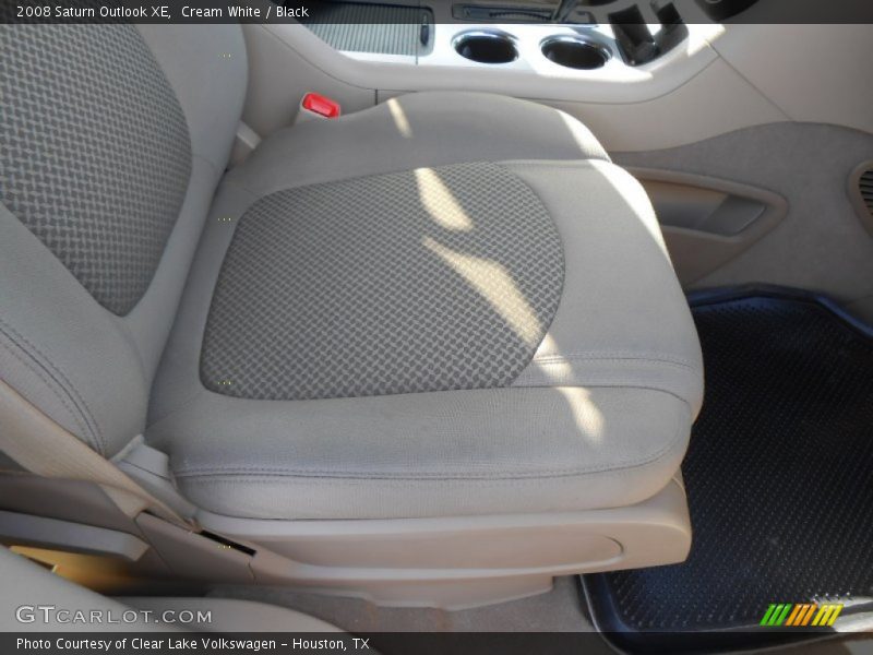 Cream White / Black 2008 Saturn Outlook XE