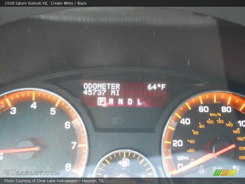 Cream White / Black 2008 Saturn Outlook XE