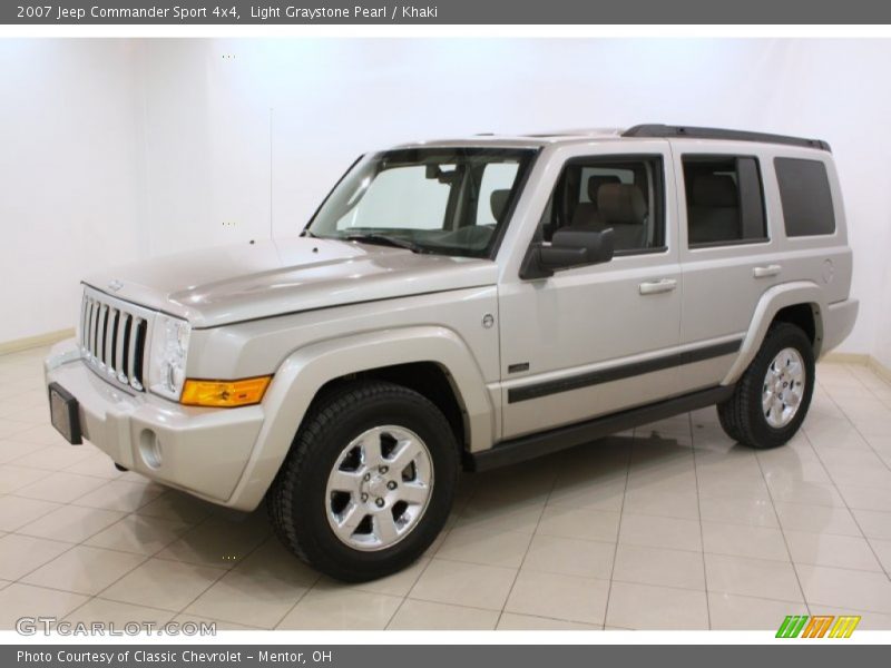 Front 3/4 View of 2007 Commander Sport 4x4