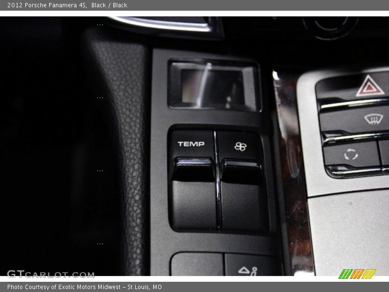 Controls of 2012 Panamera 4S