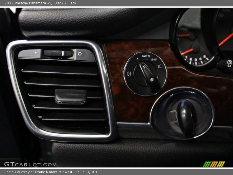 Controls of 2012 Panamera 4S