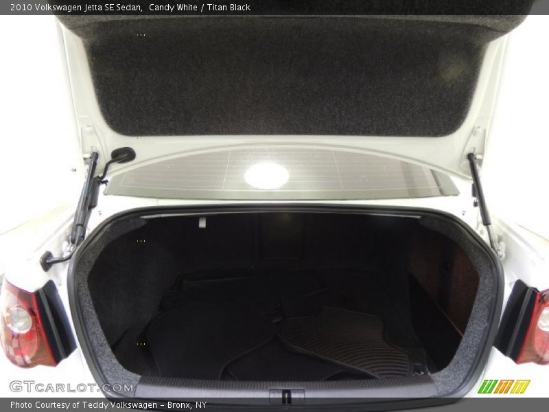 Candy White / Titan Black 2010 Volkswagen Jetta SE Sedan