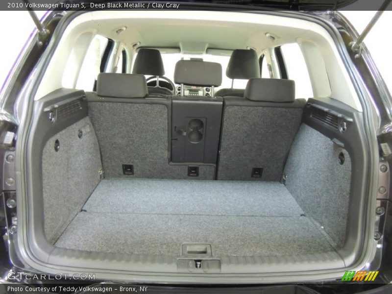 2010 Tiguan S Trunk