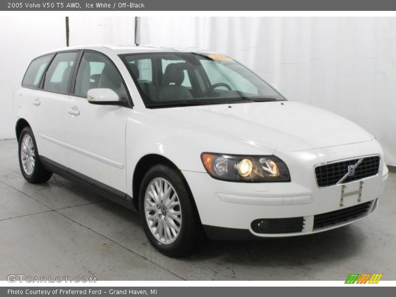 Front 3/4 View of 2005 V50 T5 AWD