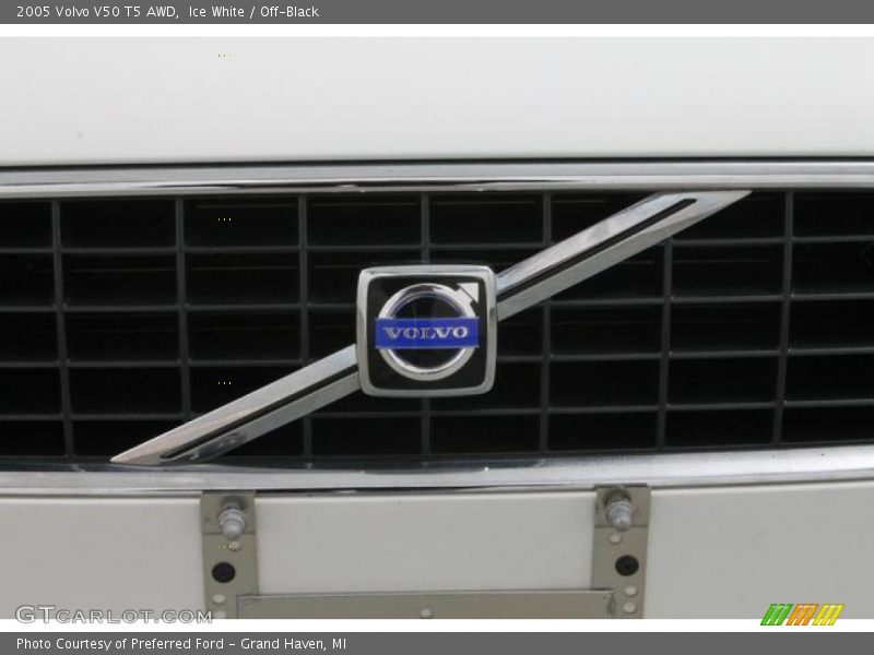 Ice White / Off-Black 2005 Volvo V50 T5 AWD