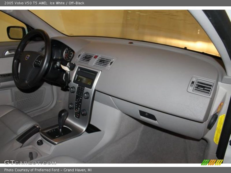 Dashboard of 2005 V50 T5 AWD