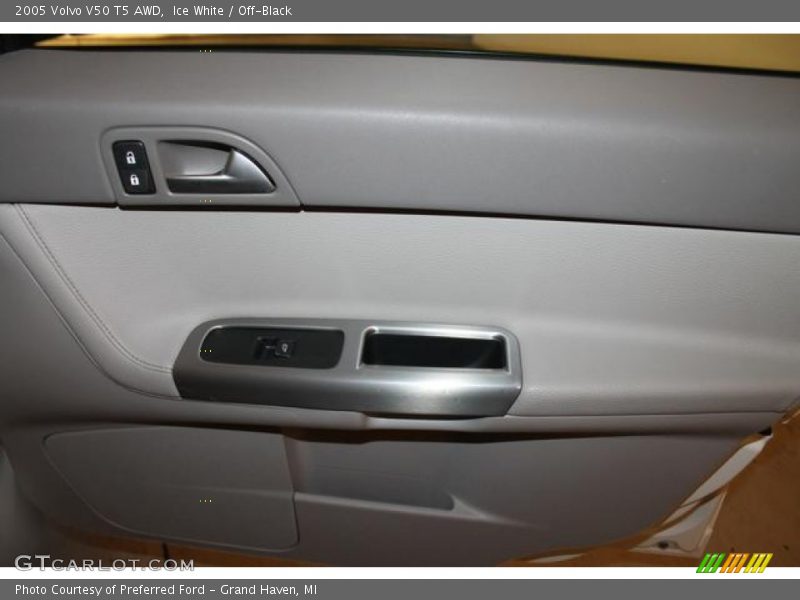 Ice White / Off-Black 2005 Volvo V50 T5 AWD