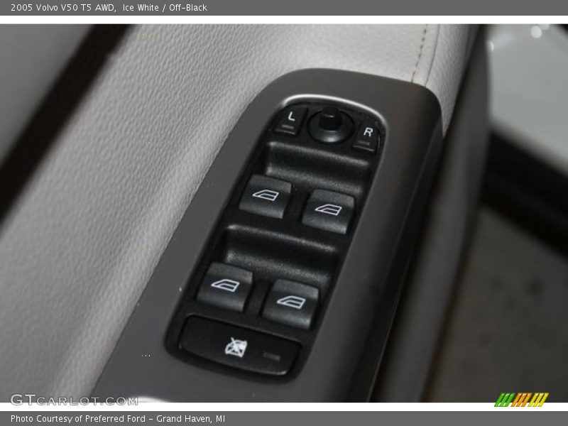 Ice White / Off-Black 2005 Volvo V50 T5 AWD