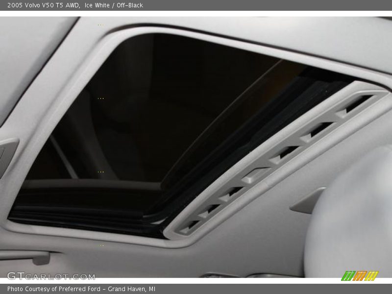 Ice White / Off-Black 2005 Volvo V50 T5 AWD