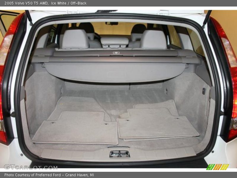  2005 V50 T5 AWD Trunk