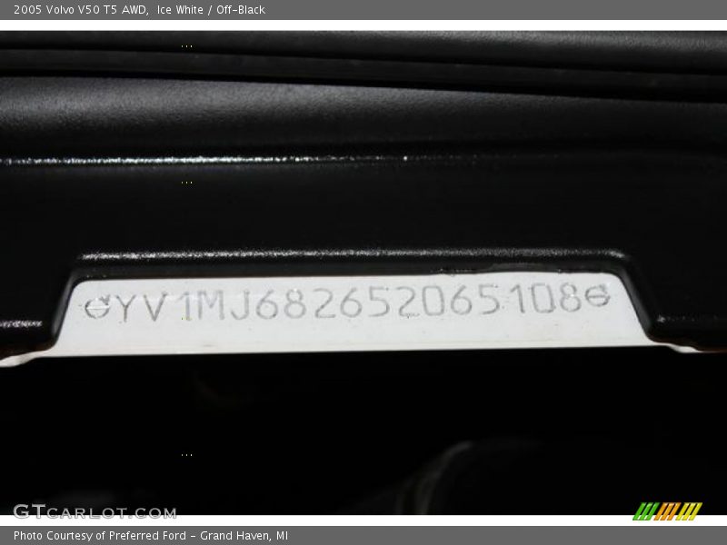 Ice White / Off-Black 2005 Volvo V50 T5 AWD