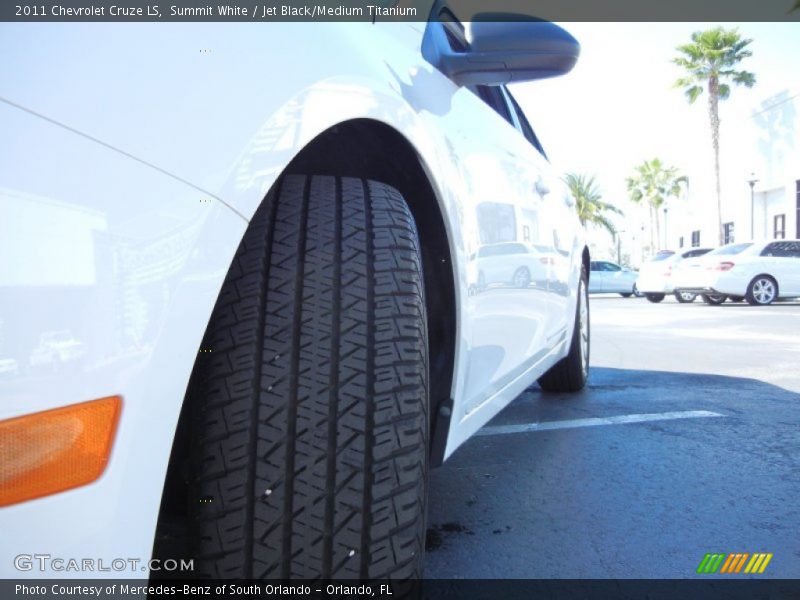 Summit White / Jet Black/Medium Titanium 2011 Chevrolet Cruze LS