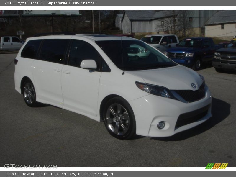 Super White / Dark Charcoal 2011 Toyota Sienna SE