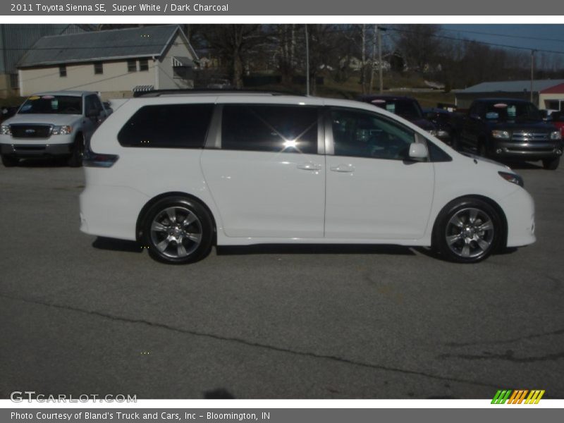 Super White / Dark Charcoal 2011 Toyota Sienna SE