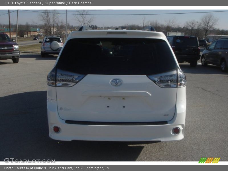 Super White / Dark Charcoal 2011 Toyota Sienna SE