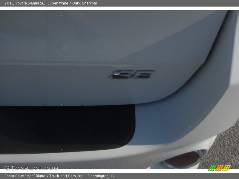 Super White / Dark Charcoal 2011 Toyota Sienna SE
